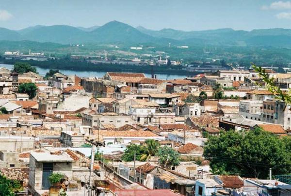 Santiago De Cuba femme entrant dans la mer