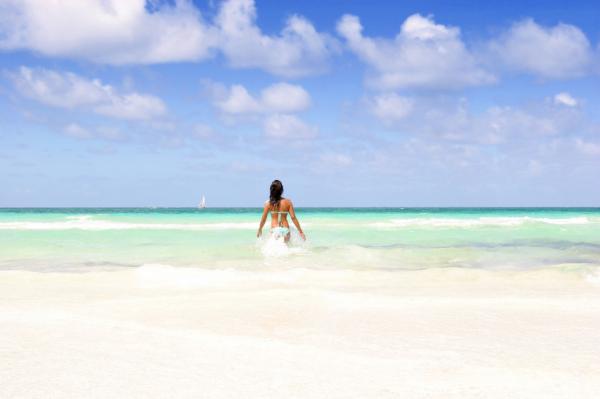 Santiago De Cuba femme entrant dans la mer