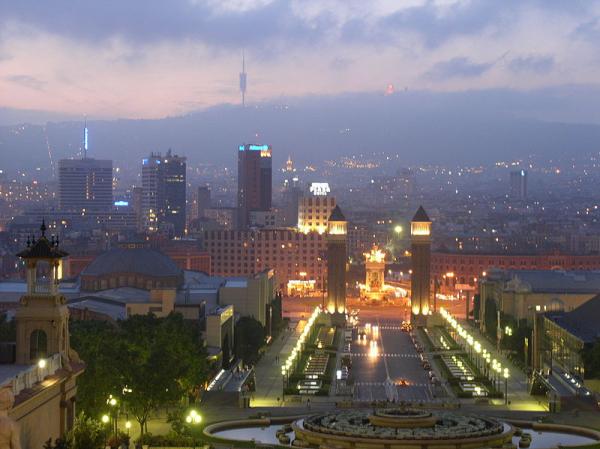 Barcelone vue aérienne durant la nuit