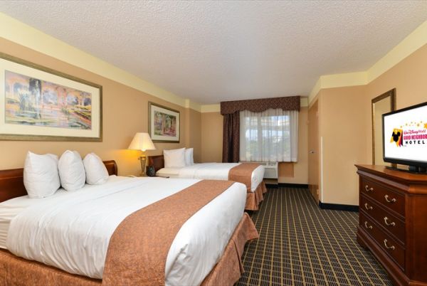 Quality Suites Royale Parc Suites extérieur le soir