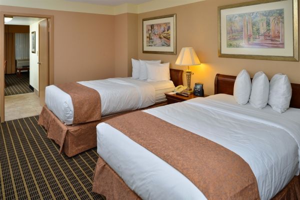 Quality Suites Royale Parc Suites extérieur le soir