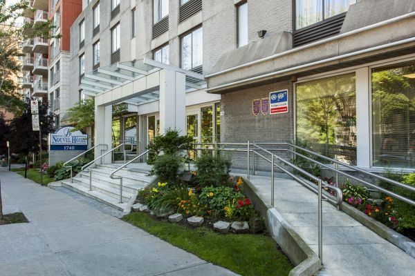 Le Nouvel Hotel exterior