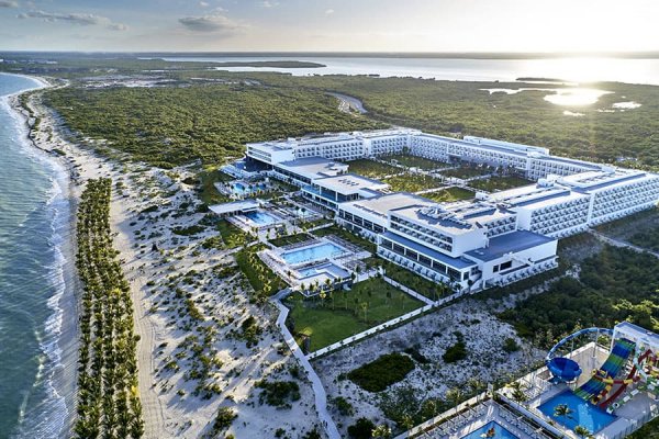 Riu Palace Costa Mujeres pool