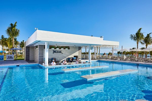 Riu Palace Costa Mujeres pool