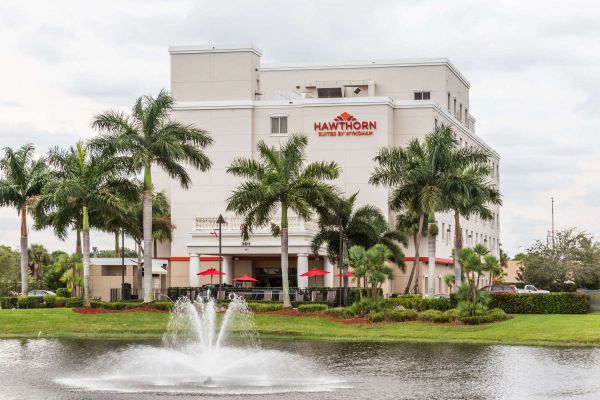 Hawthorn Suites by Wyndham West Palm Beach exterior