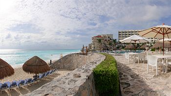 Grand Park Royal Cancun Caribe pool