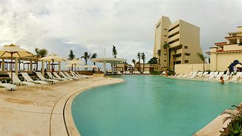 Grand Park Royal Cancun Caribe pool