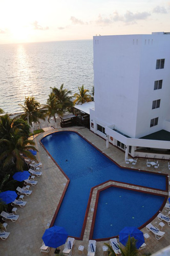 Holiday Inn Cancun entrance