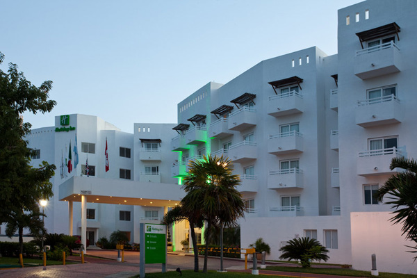 Holiday Inn Cancun entrance