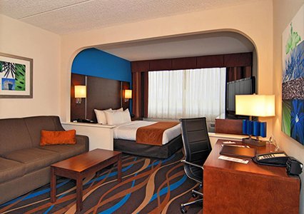 Comfort Suites Airport and Cruise Port exterior