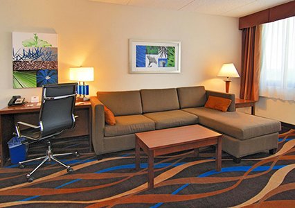 Comfort Suites Airport and Cruise Port exterior