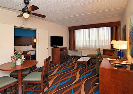Comfort Suites Airport and Cruise Port exterior