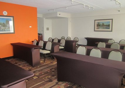 Comfort Suites Airport and Cruise Port exterior