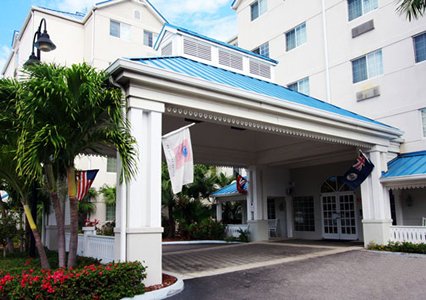 Comfort Suites Cayman Island exterior 2