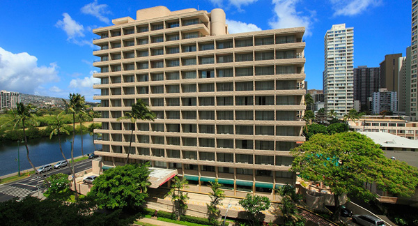 Waikiki Sand Villa exterior