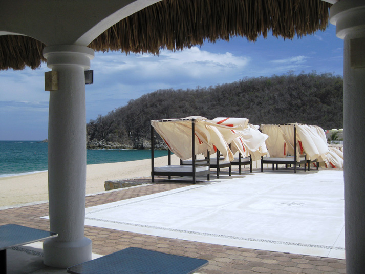 La Isla Huatulco Hotel entrance