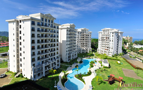 Jaco Bay Condo Hotel piscine le soir