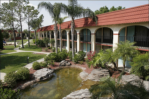 Maingate Lakeside Resort room