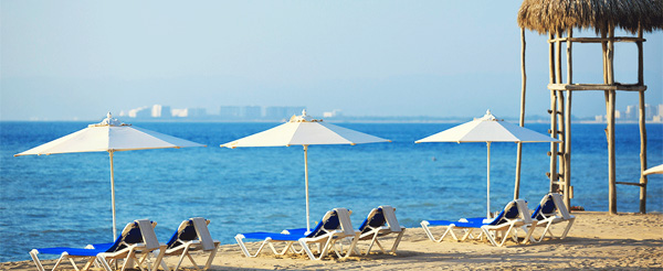 Playa Los Arcos sun beds